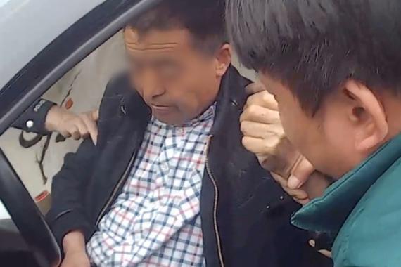 视频：唐山醉汉驾车路口等红灯酣睡1钟头