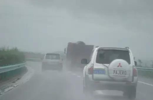 雨一直下气,氛不算融洽!雨天汽车那些事