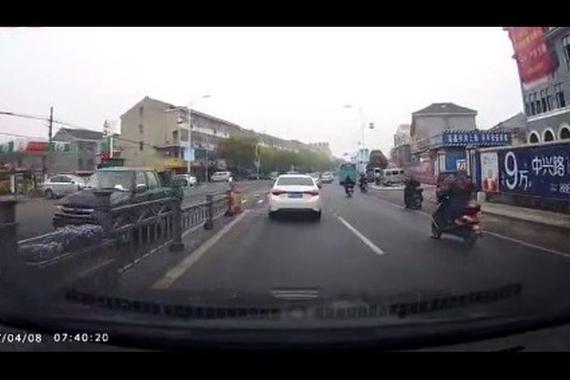 电动车撞成一团，小白车淡定开走...