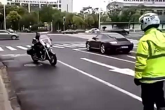 视频：交警都愣住了！这司机我服