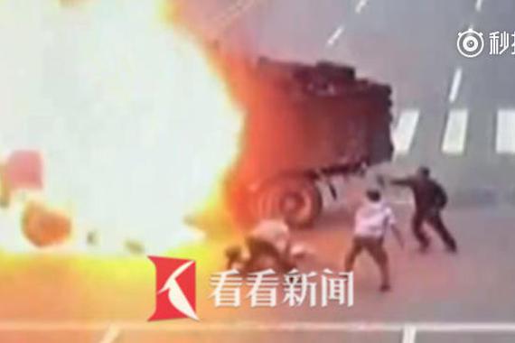 摩托车撞爆货车油箱 司机瞬间成“火人“
