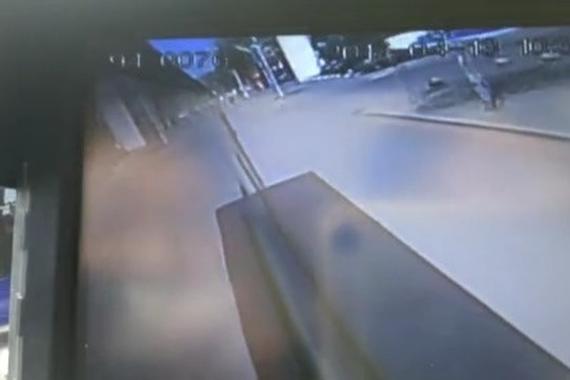 惨不忍睹！女子刚下公交就被清障车撞死