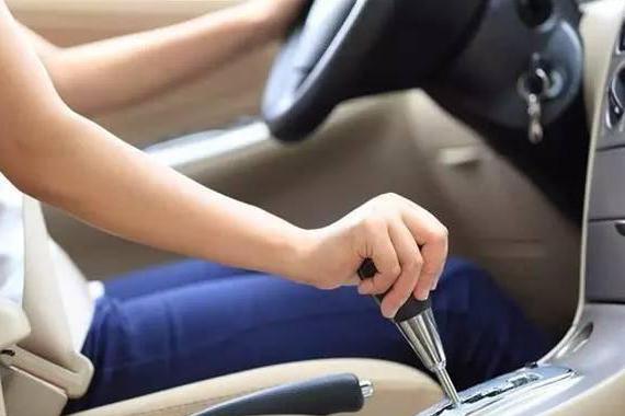 等红绿灯时 为啥说脑子有问题才挂P档