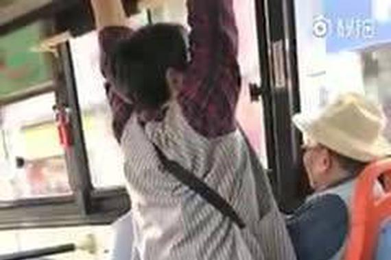 大妈公交车上秀“神技” 单杠玩得太6了