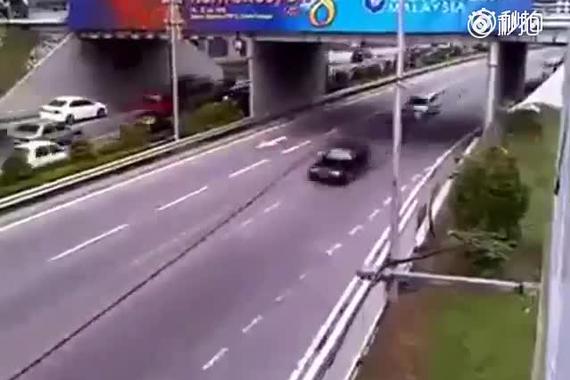 视频：警车遇到漂移车手，也是相当无奈啊