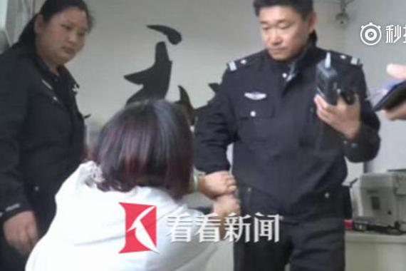 视频：醉酒女司机追尾后疯狂对交警撒泼