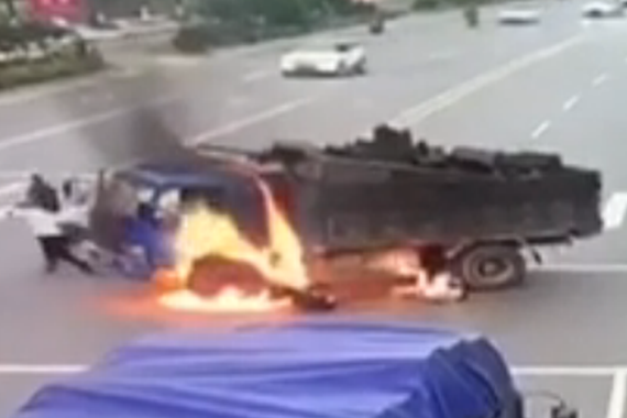 视频：撞车后马上爆燃！灾难来得太快