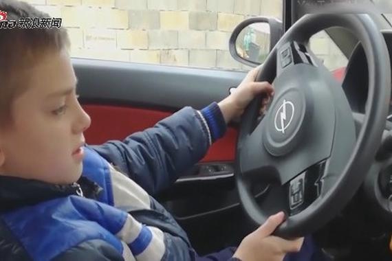 视频：12岁男孩趁父母外出 驾车撞上家门