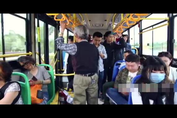 八旬老汉公交车上遭众人嫌弃，原来是...