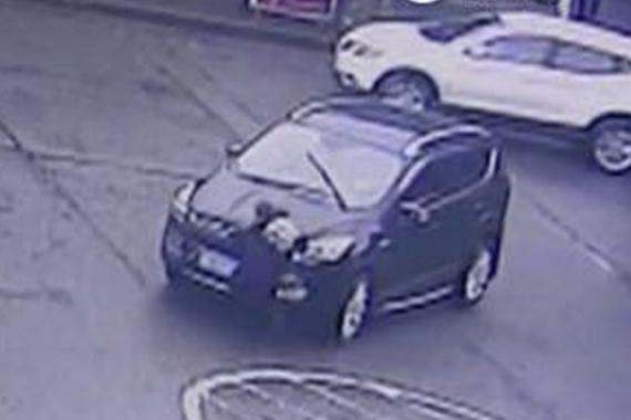 视频：女子低头横穿马路 被无证司机撞死