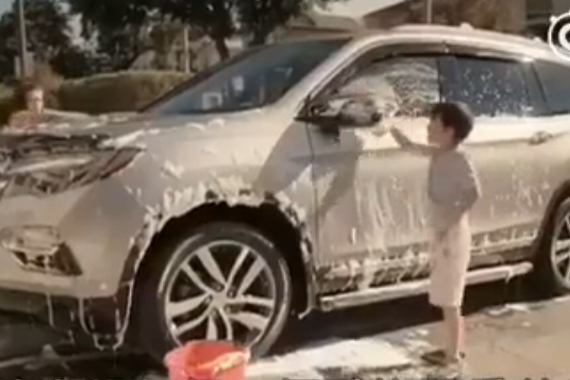 视频：儿子帮爸爸洗车！可把父亲吓坏了
