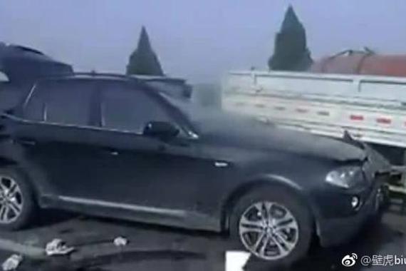 视频：宝马车追尾卡车，消防紧急救援