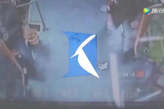 10岁女童公交捡垃圾 只为帮妈妈减负