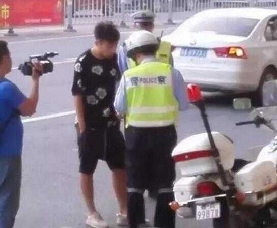 鲁媒:吴兴涵驾驶无牌车肇事逃逸系谣传