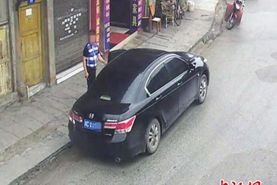 男子违停将车牌取下 逃避监控反被拍“现形”