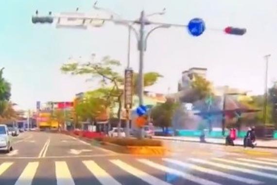 视频：女司机逆向行驶！可是她却很委屈