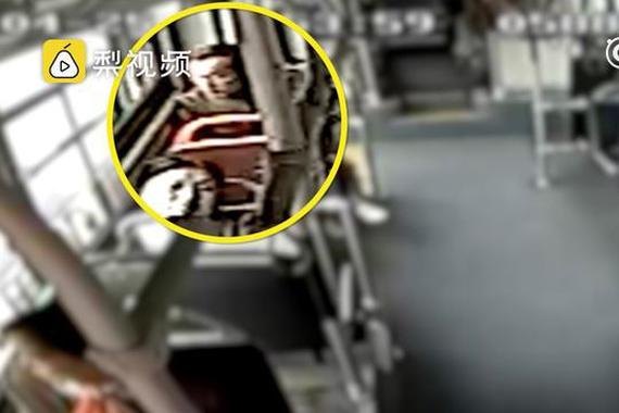 假修车真报警，公交司机智擒通缉犯