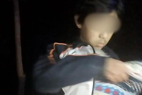 视频：3学生夜走高速 胸口塞枕头防寒