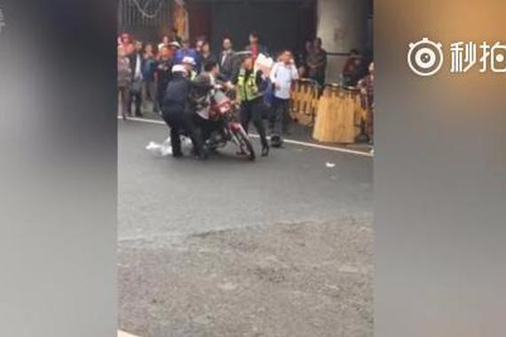 阻挠查扣欲抢车 女交警查车用头盔砸人