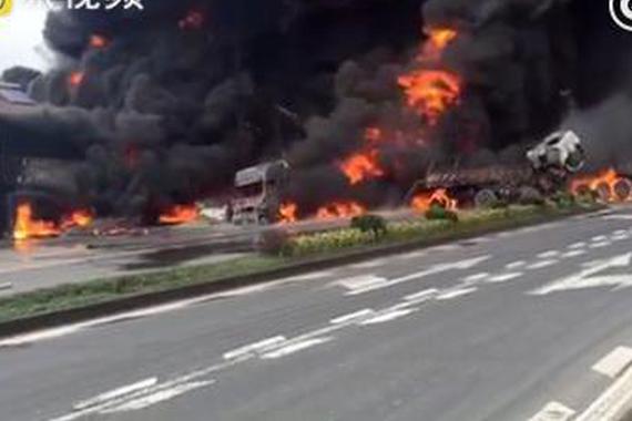 视频：恐怖车祸现场！油罐车撞货车