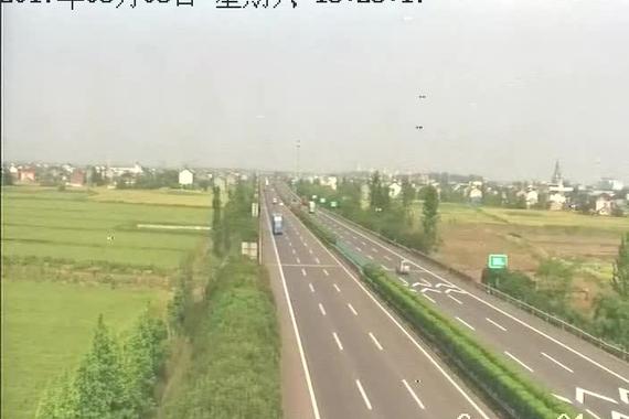 视频：小车顶翻小车，还来了个后侧翻