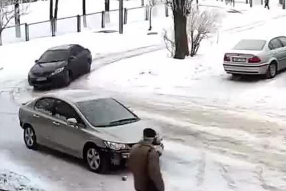 视频：倒霉司机停错车 每天刮擦超过100次