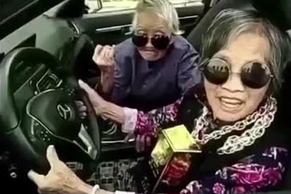 视频：老奶奶真会玩！今晚约战秋名山