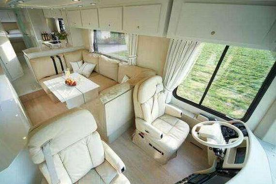 这俩大巴值700万，你信吗？