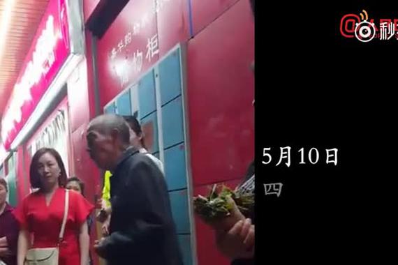 84岁大爷深夜卖菜，民警买光后送回家