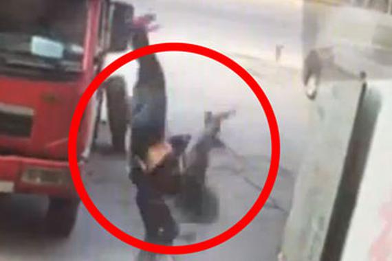 实拍轮胎瞬间爆炸后的巨大破坏力！