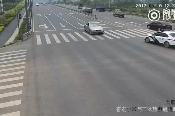 成都警车霸道拦路？这一刻，世界都美了