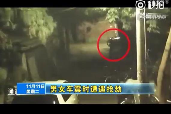 视频:男女车震时被抢劫，居然是因为...