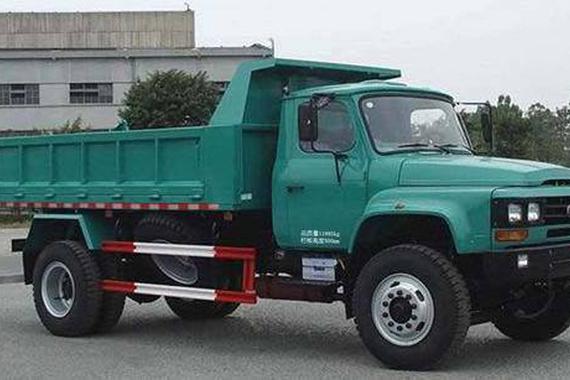 驾驶员因工作与主管冲突 开货车上演“夺命追击”