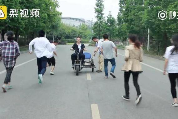 厉害！大学生用废弃物3天造偏三轮