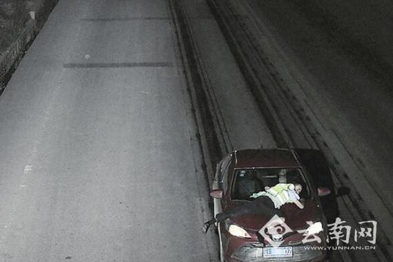 云南一男子接连强行冲卡 顶着辅警狂飙16公里