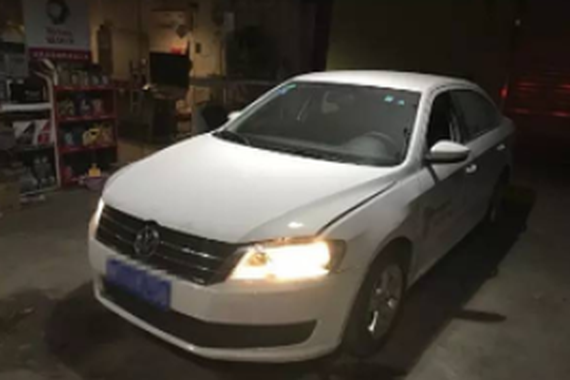 厦门男子酒后驾车闯关 造成一名辅警受伤