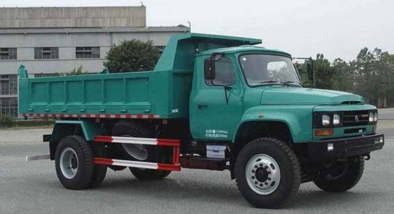 驾驶员因工作与主管冲突 开货车上演“夺命追击”