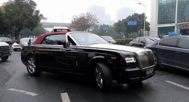 收费站来了辆敞篷劳斯莱斯 特权车牌更牛