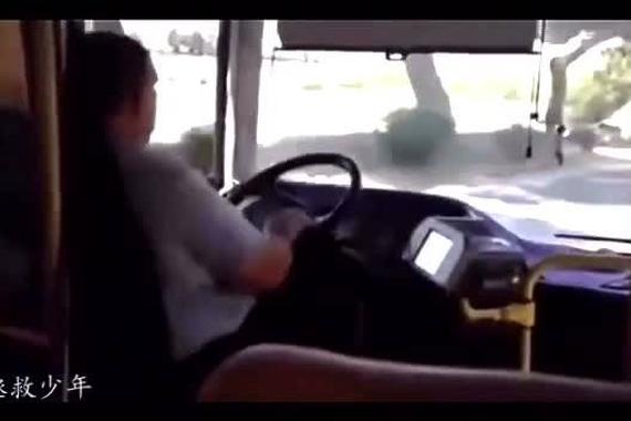视频：老哥技术好，开个车方向盘都开掉了