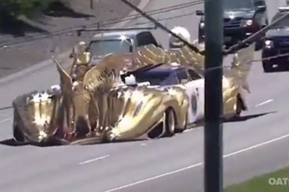 视频：实拍土豪出行,座驾有点霸气啊!