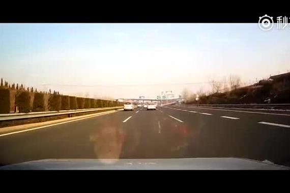 视频：这样开车？连累四车发生车祸