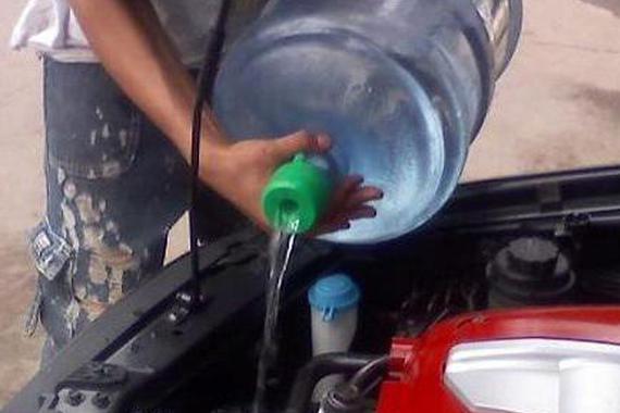 ?高速途中发现发动机水温过高，该怎么做？