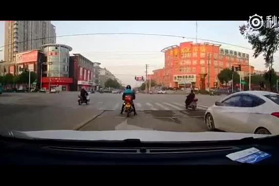 视频：这车祸何故让汽车视视而不见？