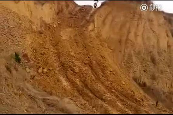 视频：国产摩托车下陡坡，居然是这样的