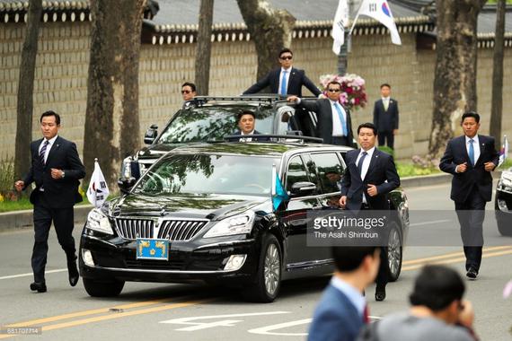 凯雷德护航 韩国新总统文在寅座驾曝光