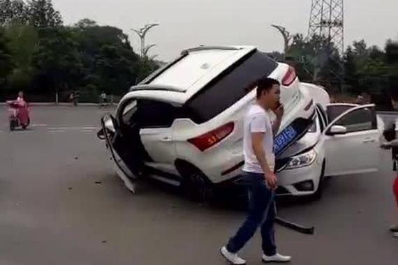 视频：这个驾驶水平，一个字“牛”