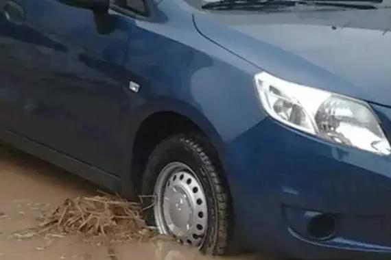 车轮打滑陷入泥坑，一分钟解决！