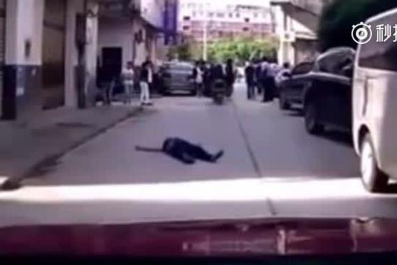 视频：史诗级碰瓷，大妈的演技真的惊人