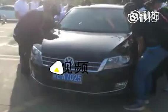 视频：私家车违停！学生当场把车抬走了