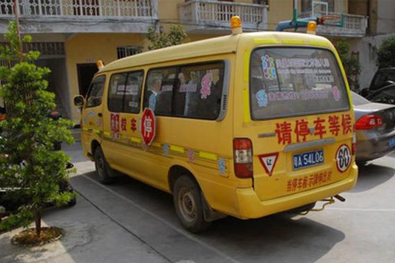 视频：3岁半男童被忘校车内暴晒死亡